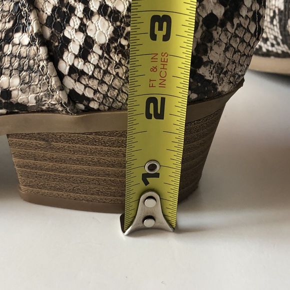 Express Women’s Chelsea Boot Faux Snake Skin Size 8 - Picture 13 of 13